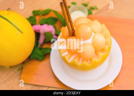 Bingsoo de melon avec du lait concentré sucré sur une table en bois Banque D'Images