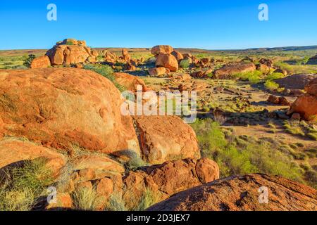 Vue panoramique aérienne des énormes blocs de granit à Karlu Karlu ou Devils Marbles dans le territoire du Nord, en Australie, près de Tennant Creek Banque D'Images