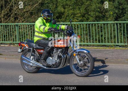 1975 70s brun orange 900cc Kawasaki; motard; transport à deux roues, motocyclettes, véhicule, routes, motos, motards qui se conduisent à Chorley, Royaume-Uni Banque D'Images