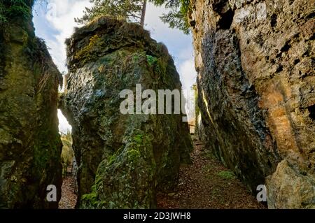 D'anciennes ouvertures de l'exploitation du plomb sur une veine appelée Hard Rake, au sommet de High Tor dans Matlock Bath, plus tard ouvert comme une grotte appelée Roman Cave. Banque D'Images