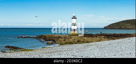 Trwyn du Lighthouse à Penmon, Anglesey, pays de Galles avec le ferry utilisé pour transporter des ailes Airbus en France attendant sur la marée au large Banque D'Images