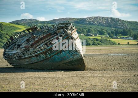 Bateau en bois abandonné se déportant lentement sur Traeth Dules, Anglesey, pays de Galles Banque D'Images