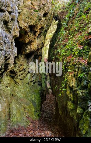 D'anciennes ouvertures de l'exploitation du plomb sur une veine appelée Hard Rake, au sommet de High Tor dans Matlock Bath, plus tard ouvert comme une grotte appelée Roman Cave. Banque D'Images