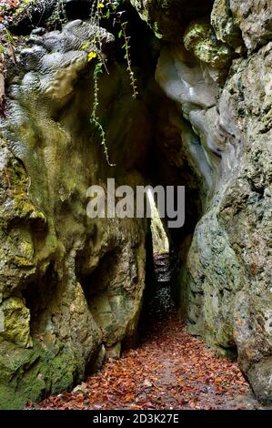 Section souterraine d'un ancien opencut de l'exploitation minière du plomb sur une veine appelée Hard Rake, sur le sommet de High Tor à Matlock Bath, connu sous le nom de Roman Cave. Banque D'Images