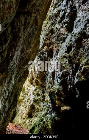 D'anciennes ouvertures de l'exploitation du plomb sur une veine appelée Hard Rake, au sommet de High Tor dans Matlock Bath, plus tard ouvert comme une grotte appelée Roman Cave. Banque D'Images