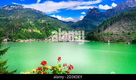 Paysage alpin incroyable, montagnes des Dolomites. Beau lac lago di Alleghe, nord de l'Italie (province de Belluno) Banque D'Images