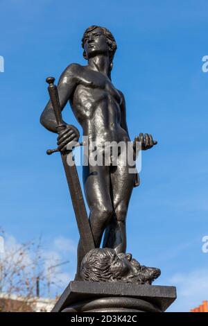 Londres, Royaume-Uni, 26 février 2012 : la statue de Boy David également connue sous le nom de mémorial du corps des armes à feu de machine de la première Guerre mondiale à Cheyne Walk à Chelsea Whi Banque D'Images