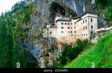 Châteaux médiévaux de l'Europe - Château de Predjama en Slovénie Banque D'Images