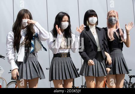 Goyang, Corée du Sud. 8 octobre 2020. (De gauche à droite) Jennie et Jisoo, sud-coréen, Lisa de Thaïlande et Rosé de Corée du Sud-Nouvelle-Zélande, le groupe de jeunes filles K-Pop Black Pink, sont arrivés au cours d'un programme de télévision de la JTBC des comédiens masculins jouent des élèves du secondaire “connaissant des Bros” au JTBC Ilsan Studio de Goyang, Corée du Sud, le 8 octobre 2020. (Photo par: Lee Young-ho/Sipa USA) crédit: SIPA USA/Alay Live News Banque D'Images