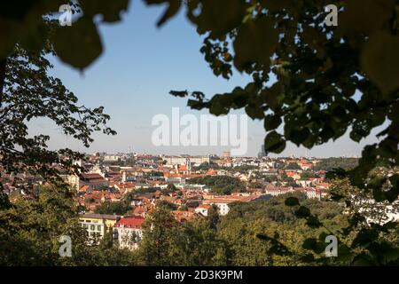 Vue sur les maisons de la ville de Vilnius en Lituanie depuis le sommet De la colline des trois croix Banque D'Images