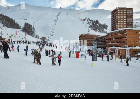 Des pistes de ski, avec de nombreuses personnes Banque D'Images