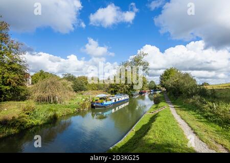 Un bateau à rames amarré sur la rive de la branche Bruce du canal Kennet et Avon dans le Grand Bedwyn, un village de l'est du Wiltshire, dans le sud de l'Angleterre Banque D'Images