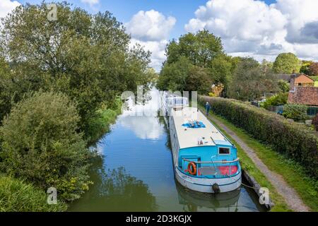 Un bateau à rames amarré sur la rive de la branche Bruce du canal Kennet et Avon dans le Grand Bedwyn, un village de l'est du Wiltshire, dans le sud de l'Angleterre Banque D'Images