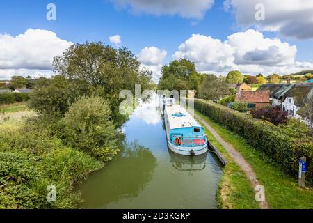 Un bateau à rames amarré sur la rive de la branche Bruce du canal Kennet et Avon dans le Grand Bedwyn, un village de l'est du Wiltshire, dans le sud de l'Angleterre Banque D'Images