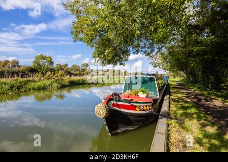 Un bateau à rames amarré sur la rive de la branche Bruce du canal Kennet et Avon dans le Grand Bedwyn, un village de l'est du Wiltshire, dans le sud de l'Angleterre Banque D'Images