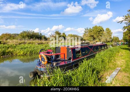 Un bateau à rames amarré sur la rive de la branche Bruce du canal Kennet et Avon dans le Grand Bedwyn, un village de l'est du Wiltshire, dans le sud de l'Angleterre Banque D'Images