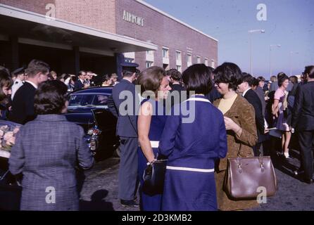Ethel Kennedy travaille la foule à l'aéroport Jan Smuts, Johannesburg Afrique du Sud, juin 1966 Banque D'Images