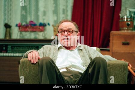 James Bolam (Wilfred Craven) en PROFITER par Alan Bennett au Nottingham Playhouse, Angleterre 22/04/1995 conception: Lez Brotherston éclairage: Mark Ridler réalisateur: Jeremy Sams Banque D'Images