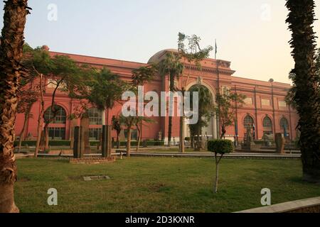 Façade et entrée du Musée égyptien du Caire Banque D'Images