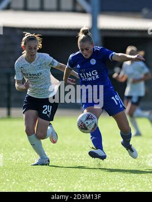 Millie Farrow (à droite) de Leicester City et Keira Walsh de Manchester City se battent pour le ballon lors du match de finale de la coupe Vitality Women's FA au stade Farley Way, Loughborough. Banque D'Images