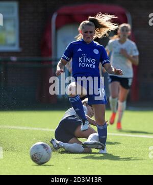 Millie Farrow (avant) de Leicester City et Steph Houghton de Manchester City se battent pour le ballon lors du match de finale de la coupe Vitality pour femmes FA au stade Farley Way, Loughborough. Banque D'Images