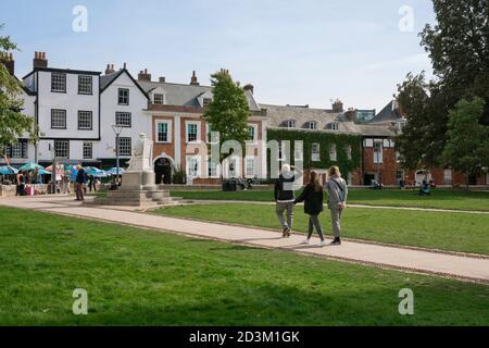 Cathédrale d'Exeter Fermer, vue en été des personnes marchant à travers la cathédrale Fermer dans le centre d'Exeter, Devon, sud-ouest de l'Angleterre, Royaume-Uni Banque D'Images