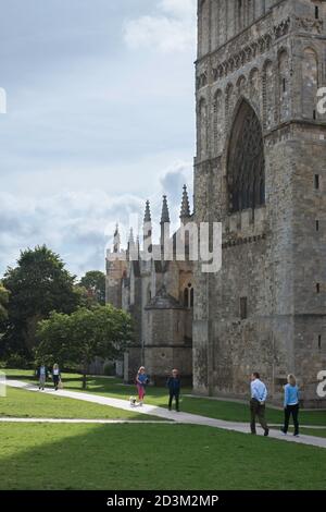 Exeter Cathedral Close, vue en été des personnes marchant dans la Cathédrale Close, Exeter, Devon, sud-ouest de l'Angleterre, Royaume-Uni Banque D'Images