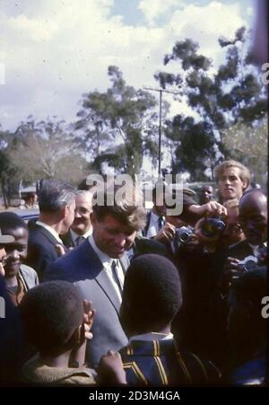 Bobbie Kennedy parmi les étudiants de l'aéroport Jan Smuts, Johannesburg, Afrique du Sud, juin 1966 Banque D'Images