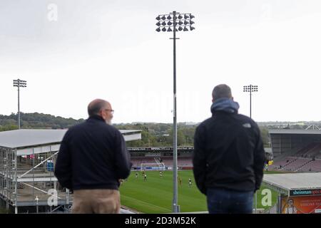 Une vue générale des fans regardant le match de la Sky Bet League Two au Sixfields Stadium, Northampton. Banque D'Images