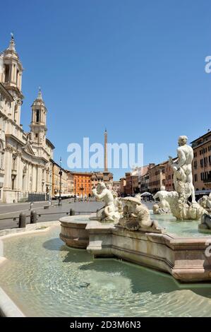 Italie, Rome, Piazza Navona, fontaine de la Maure et église de Sant'Agnese in Agone Banque D'Images