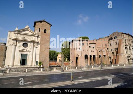 italie, rome, via del teatro di marcello, église de san nicola à carcere et palais orsini (teatro di marcello)