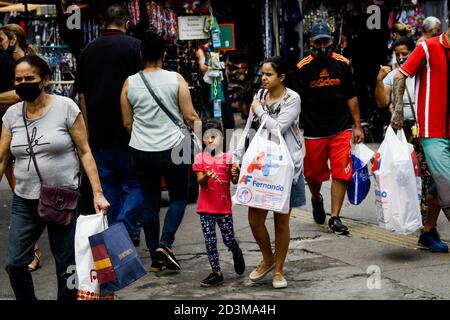 Osasco, Brésil. 08 octobre 2020. 19), le mouvement vers la Journée des enfants est intense, avec des foules et des personnes sans masques ou faisant usage indu de l'équipement, ce qui est contraire aux règles de santé de base demandées par L'OMS (Organisation mondiale de la Santé). Sur la photo, Rua Antonio Agú dans la ville d'Osasco, dans le Grand São Paulo, ce jeudi matin (08) crédit: Aloisio Mauricio/FotoArena/Alay Live News Banque D'Images