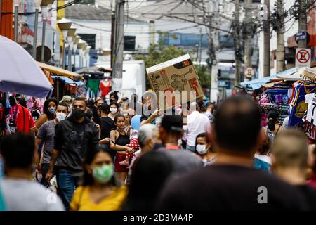 Osasco, Brésil. 08 octobre 2020. 19), le mouvement vers la Journée des enfants est intense, avec des foules et des personnes sans masques ou faisant usage indu de l'équipement, ce qui est contraire aux règles de santé de base demandées par L'OMS (Organisation mondiale de la Santé). Sur la photo, Rua Antonio Agú dans la ville d'Osasco, dans le Grand São Paulo, ce jeudi matin (08) crédit: Aloisio Mauricio/FotoArena/Alay Live News Banque D'Images