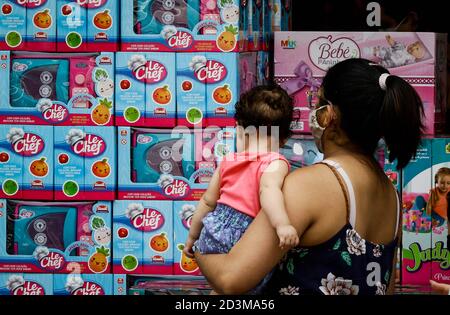 Osasco, Brésil. 08 octobre 2020. 19), le mouvement vers la Journée des enfants est intense, avec des foules et des personnes sans masques ou faisant usage indu de l'équipement, ce qui est contraire aux règles de santé de base demandées par L'OMS (Organisation mondiale de la Santé). Sur la photo, Rua Antonio Agú dans la ville d'Osasco, dans le Grand São Paulo, ce jeudi matin (08) crédit: Aloisio Mauricio/FotoArena/Alay Live News Banque D'Images