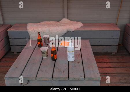 Helsinki, Uusimaa, Finlande 7 octobre 2020 Table de café extérieure, bouteilles de bière, moulins à papier et assainisseur pour les mains. Protection contre les coronavirus. Photo de haute qualité Banque D'Images