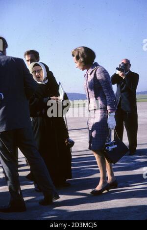 Ethel Kennedy accompagné d'une nonne à l'aéroport Jan Smuts, Johann, juin 1966 Banque D'Images