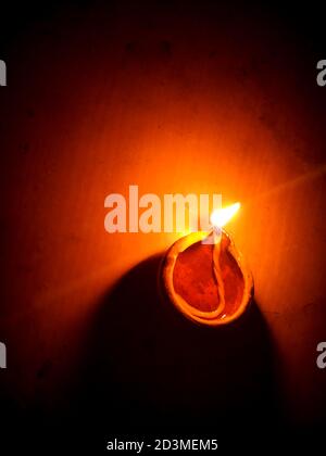 Des lampes diya d'argile colorées illuminées pendant la fête de diwali.Close up de tas de lanternes d'huile d'argile indienne ou diyas pour la fête de Diwali à local . Banque D'Images