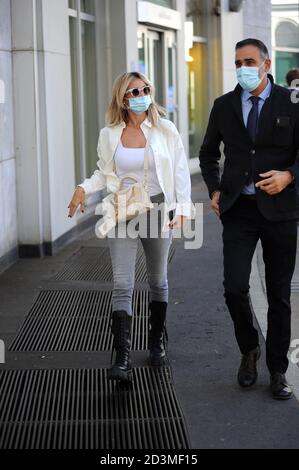 Milan, Diletta Leotta rentre chez elle avec un chauffeur après le travail Diletta Leotta va au travail à la radio, et à la fin elle retourne chez elle avec le chauffeur. Banque D'Images