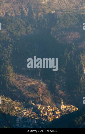 Petit village de Luceran dans les Alpes-Maritimes, matériel, été, mur environnant, Tour, ville, Vaucluse, Village, mur - élément de construction, Banque D'Images