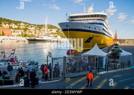 NICE, FRANCE-MAI,29,2019: le ferry corse est lu pour faire du shopping du port de Nice à la corse Banque D'Images