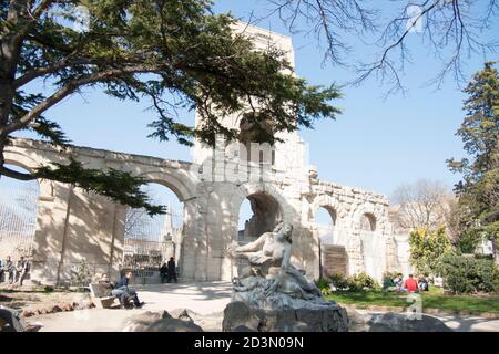 Chantant nymphe sous le pin. Fontaine néoclassique avec statue de nymphe. La sculpture a été érigée dans le parc en face de l'amphithéâtre. Banque D'Images