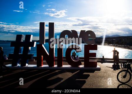 NICE, FRANCE-MAI,29,2019: le touriste pose pour une photo près de l'installation du panneau touristique I love Nice au-dessus de la Promenade des Anglais dans la ville de Nice Banque D'Images