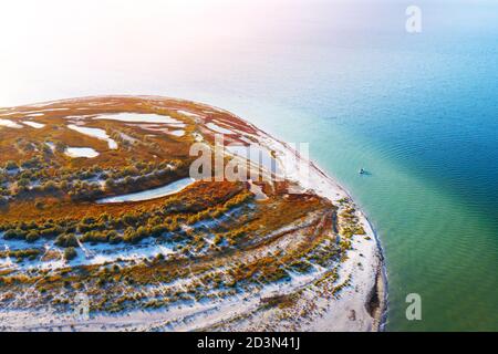 Yacht solitaire près de la plage sur la côte de la mer Noire dans l'île de Dgarilgach, Ukraine. Photographie de paysage Banque D'Images