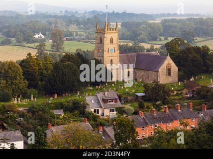 Montgomery, Powys, pays de Galles, Royaume-Uni. Vue sur l'église paroissiale Saint-Nicolas. Banque D'Images