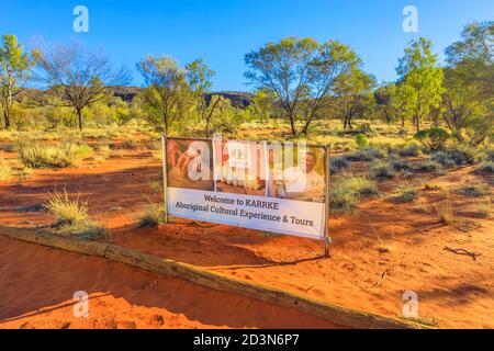 Kings Creek Station, territoire du Nord, Australie - 21 août 2019 : panneau de la visite de Karrke Aboriginal Cultural Experience près de Kings Canyon on Banque D'Images