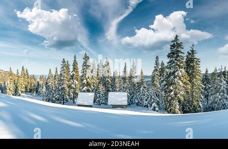 Paysage d'hiver fantastique avec maison en bois dans les montagnes enneigées. Concept de vacances de Noël Banque D'Images