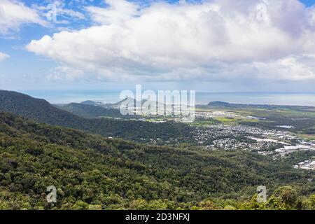 La forêt tropicale couvrait les montagnes d'un côté de Cairns, en Australie, et l'océan de l'autre côté, lors d'une journée couverte. Banque D'Images