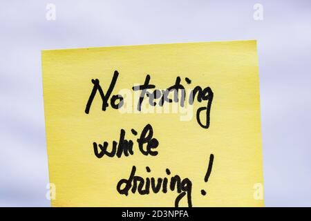 Pas de SMS pendant la conduite du texte d'écriture gros plan isolé sur du papier jaune avec espace de copie. Banque D'Images