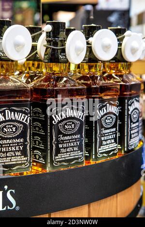 Bouteilles de Jack Daniels No. 7 Tennessee Whiskey dans un supermarché Banque D'Images