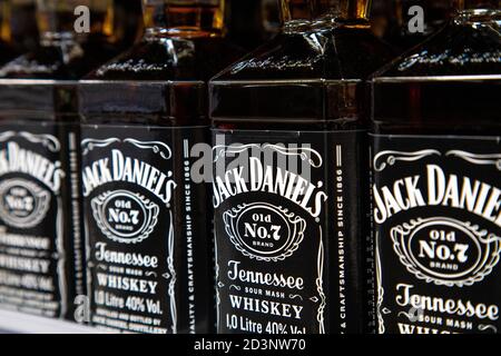 Bouteilles de Jack Daniels No. 7 Tennessee Whiskey dans un supermarché Banque D'Images